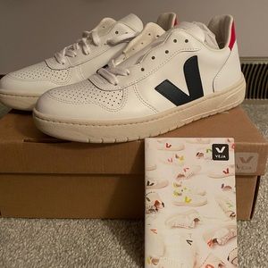 VEJA Size 39